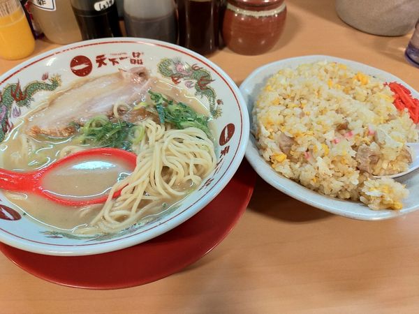 「チャーハン定食 チャーハン大盛り 屋台の味 麺硬め ¥1250」@天下一品 太田店の写真