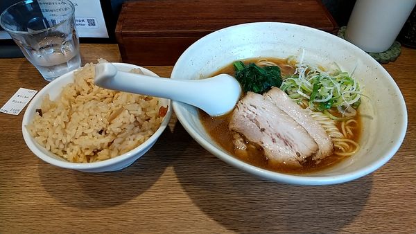 「煮干しそば（炊き込みご飯のセットで９９０円）」@濃厚煮干しそば 丸にたちばなの写真