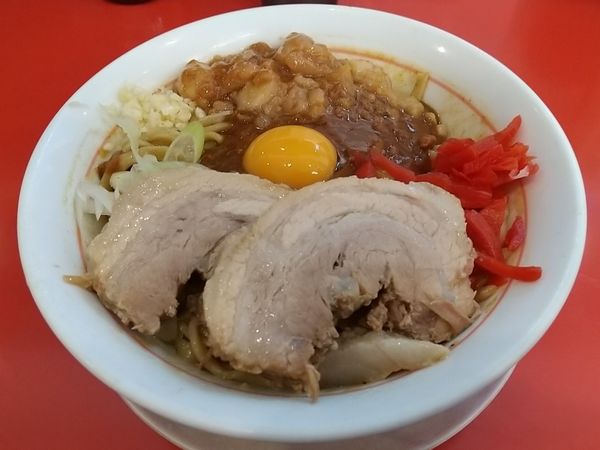 「【限定】咖喱まぜそば(追い飯無料)＋豚１枚」@鷹の目 獨協大学前本店の写真