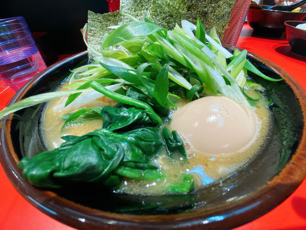 「並¥750、味玉¥100、九条ネギ¥200」@横浜ラーメン 真砂家の写真