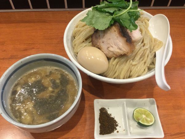 「濃厚煮干しつけ麺・大盛+味玉(¥900・同一料金+サービス)」@千日紅の写真