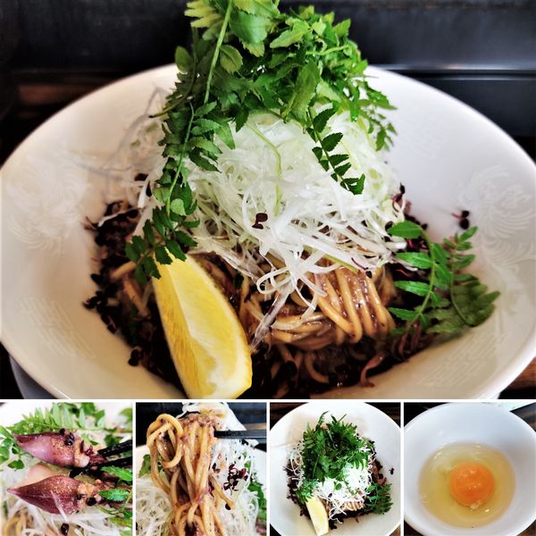 「ホタルイカの和えそば＋生卵＝1550円」@稲荷屋の写真