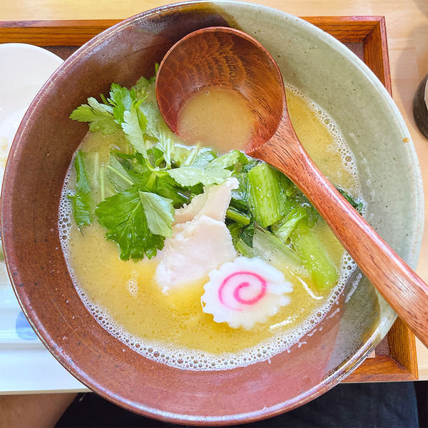 「鶏しょうゆ（太麺）＋鶏塩煮卵」@麺奏 成しきの写真