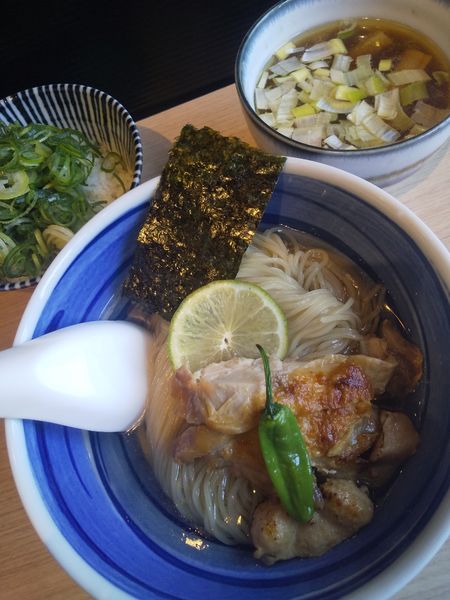 「昆布水に浸かった 鶏つけ麺980円九条ネギ飯200円」@寿製麺よしかわ 坂戸店の写真