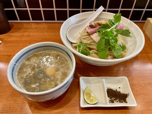 「濃厚煮干しつけ麺 大盛（無料）＋ 味玉（開店サービス）」@千日紅の写真