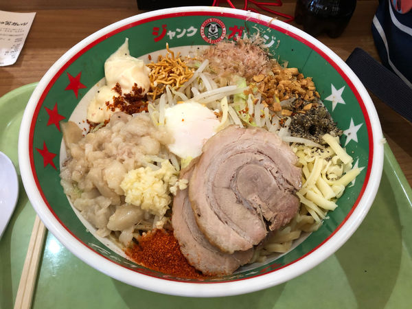 「まぜそば800+大盛り100＋豚100」@ジャンクガレッジ イオンレイクタウンmori店の写真