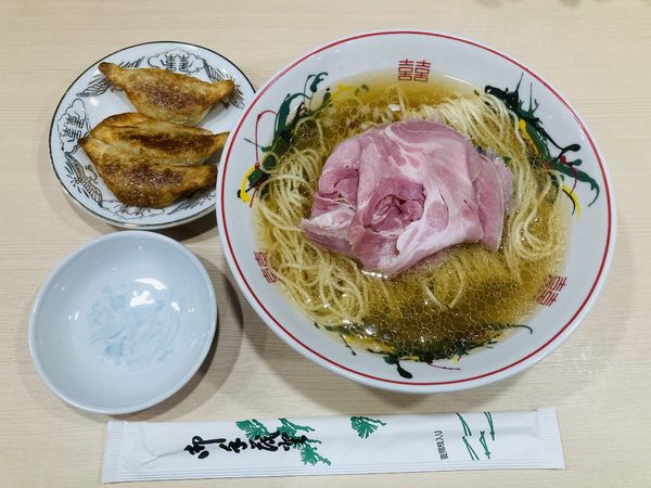「ラーメン（塩）＋ギョウザ　ハーフ（3個）」@ぷれじでんとの写真