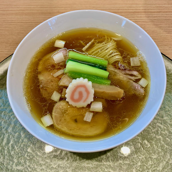 深緑白出汁+羅臼昆布と鮭節の中華そば(写真)