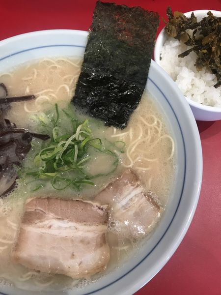 「博多ラーメン、替え玉、サービスライス」@本場博多ラーメン せまかっちゃん 神田店の写真
