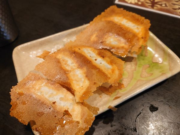 「パリパリ餃子（晩酌セット）ラーメンに＋400円（黒霧島）」@ラーメン工房 ふくやの写真