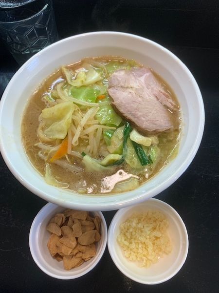 「らーめん 850円　生・揚げニンニク 各20円」@らーめん あしゅらの写真