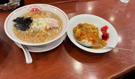 「背脂煮干しラーメン＋半カレー」@ラーチャン専門 我武者羅 橋本店の写真