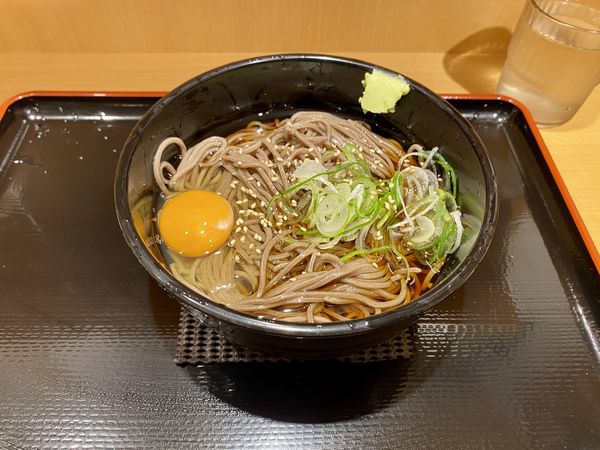 「冷やし月見そば320円」@よもだそば 新宿西口店の写真