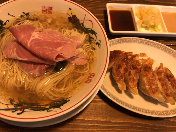 「塩ラーメン　ギョウザ」@ぷれじでんとの写真