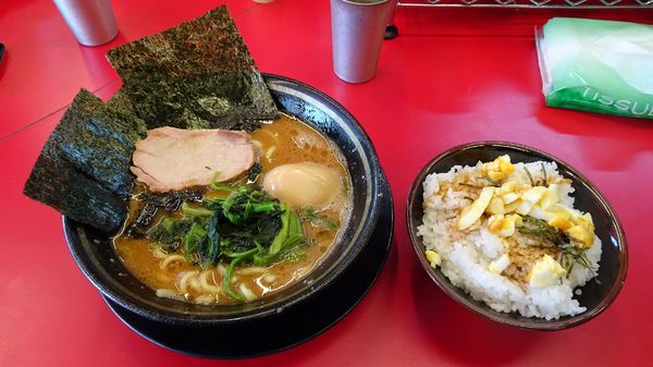 「ラーメン（700円）＋味玉（100円）＋玉子まぶし：大盛り」@柏 王道家の写真