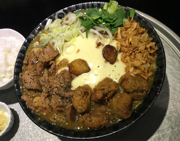 「【限定】カレーもつラー＋チーズ増し＋半ライス」@らー神 心温の写真