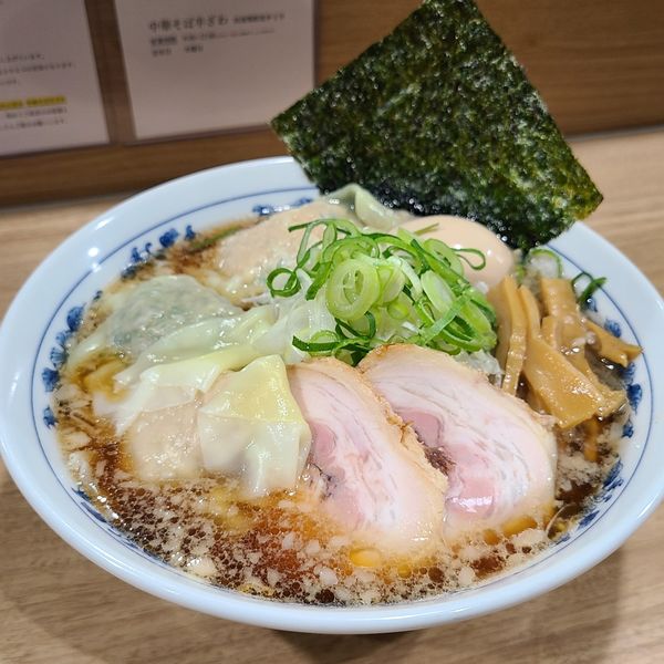 「背脂醤油ラーメン　ワンタン追加」@覆めん 花木の写真