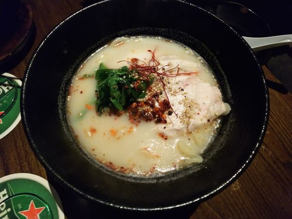 「鶏チャーシューの白湯麺　900円」@BAR THE GYOの写真