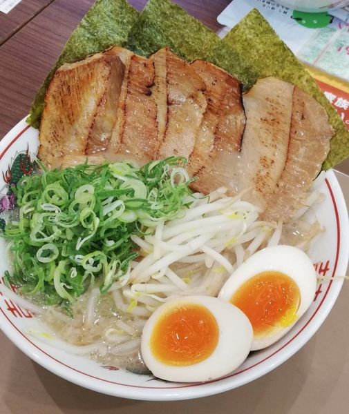 「炙りトロ肉チャーシュー麺＋煮玉子」@博多だるま JAPAN 越谷レイクタウンカゼ店の写真