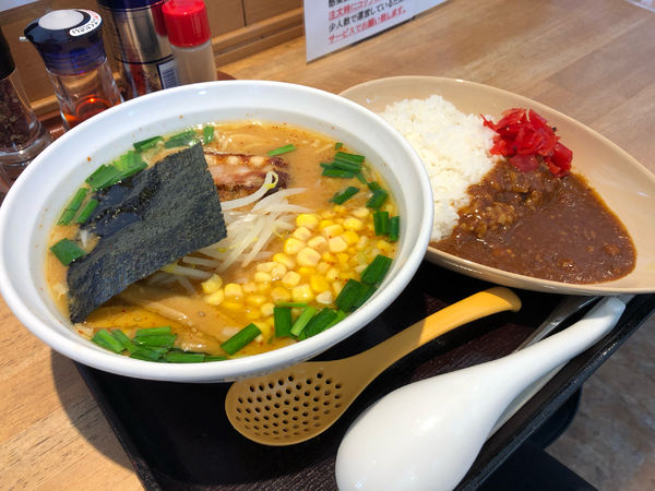 「味噌ラーメン　半カレーセット大盛り　990円」@中島亭の写真