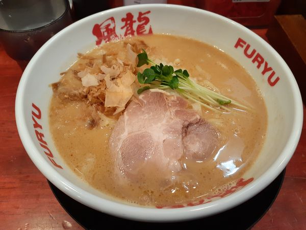 「魚介香るとんこつラーメン、春玉２玉」@とんこつラーメン 博多風龍 渋谷店の写真