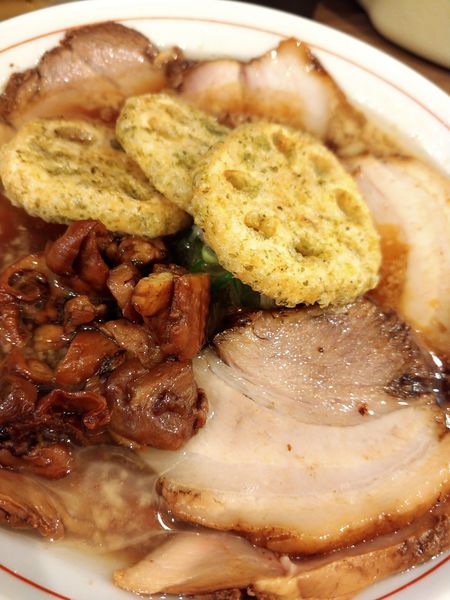 「背脂醤油三種のチャーシュー麺・れんこん＆鶏皮増し」@麺や いちころの写真