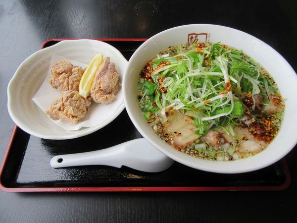 「限定　ピリ辛香ばし塩ラーメン（８２０円）＋唐揚げ３００円」@喜多方ラーメン坂内 新利根店の写真