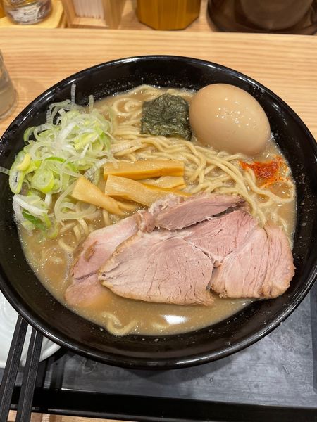 「豚玉ラーメン（大盛）」@舎鈴 横浜ポルタ店の写真