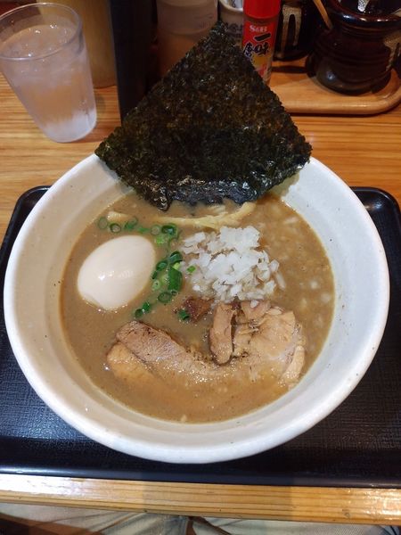 「濃厚豚鶏魚介らーめん+味玉」@つけめん・らーめん・煮干そば 金狼の写真
