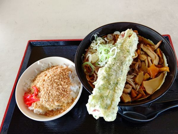 「一石二鳥Ｂそばセット(キノコちくわ天そば＋そぼろ飯)530円」@そば・うどん 八起家 西口店の写真