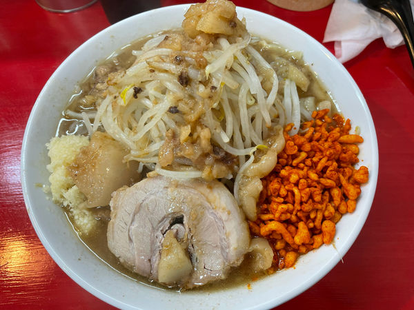 「ラーメン小　にんにく　アブラ　から揚げ」@鷹の目 大宮店の写真