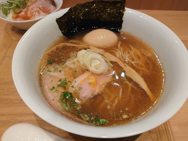 「【金色不如帰】鴨と蛤の醤油そば 味玉」@ラーメンWalkerキッチンの写真