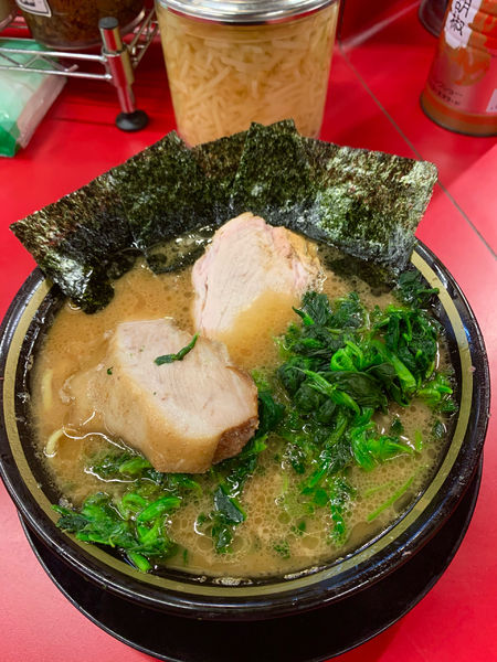 「ラーメン並、青菜、豚トロ　麺固め」@柏 王道家の写真
