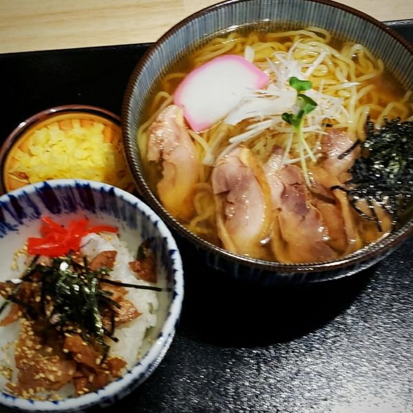 「冷たい鶏中華 ＋ まかない丼（ハーフ）1000円」@山形十割そば処 紅～BENI～の写真