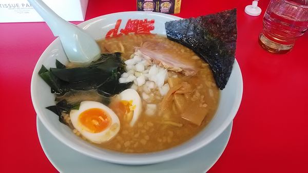 「プレミアム醤油とんこつラーメン+味付き玉子」@ラーメン山岡家 諏訪店の写真