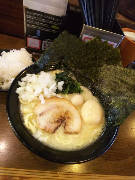 「塩ラーメン のり&味玉  タマネギ、ライス」@濃厚豚骨ラーメン 濱虎家の写真