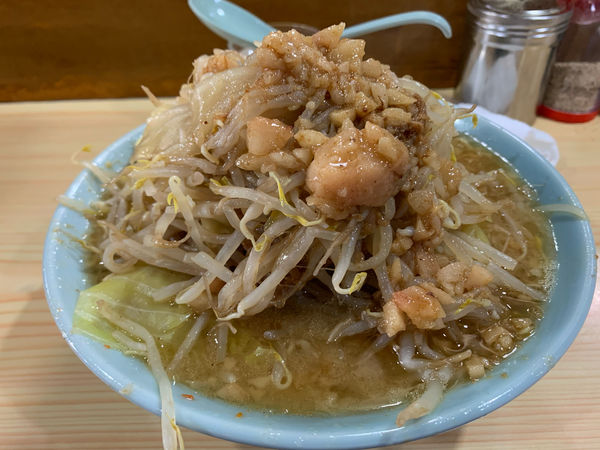 「ラーメン麺半分　ブタかすアブラ」@ラーメン富士丸 明治通り都電梶原店の写真