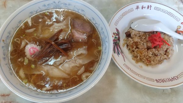 「ワンタンメン580円、半チャーハン360円」@平和軒の写真
