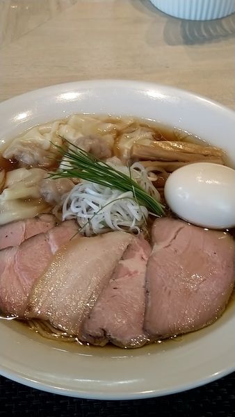 「特製中華そば醤油大盛り+ワンタン」@宍道湖しじみ中華蕎麦 琥珀 東京本店の写真