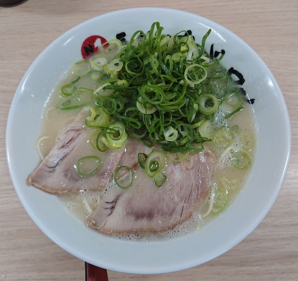 「長浜らーめん＋ねぎ山盛り＋替玉」@長浜ナンバーワン 東京大岡山店の写真