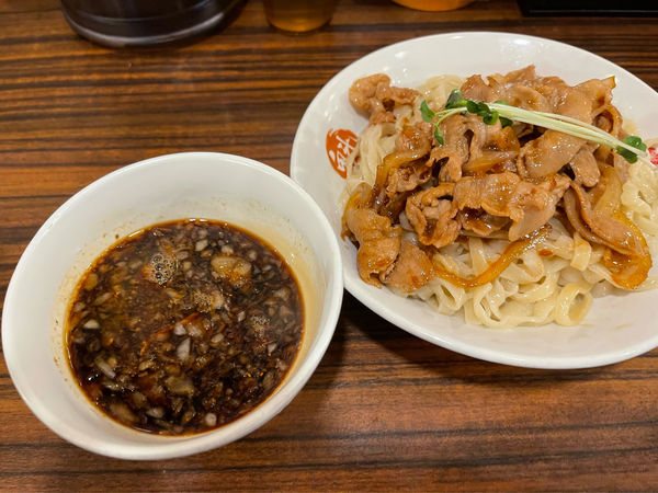 「肉盛りつけ麺(並)830円」@魁 肉盛りつけ麺 六代目けいすけの写真