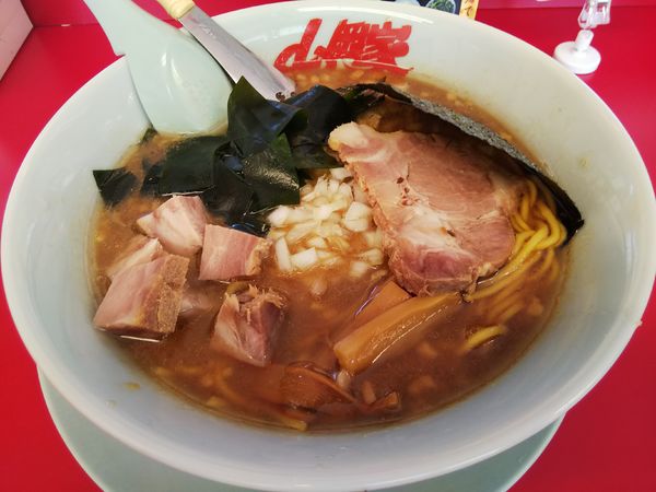 「【限定】プレミアム醤油とんこつラーメン　＋コロチャー６個：㋗」@ラーメン山岡家 諏訪店の写真