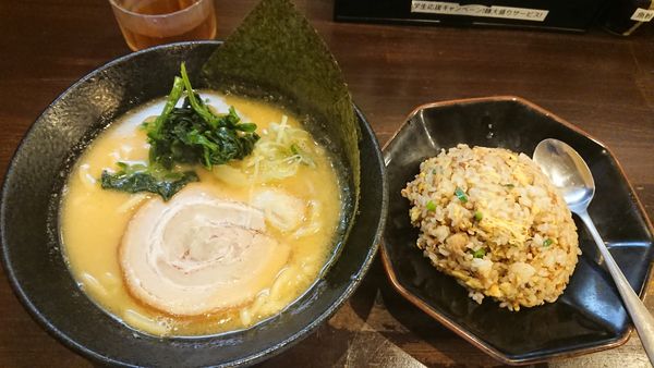 「しょうゆとんこつ 半チャーハン」@とんこつらーめん とんとことん 日野店の写真