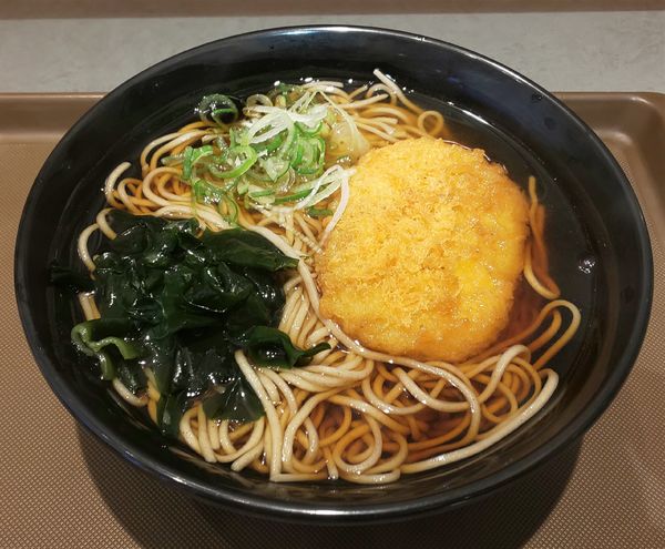 「コロッケそば」@名代 富士そば 秋葉原電気街店の写真