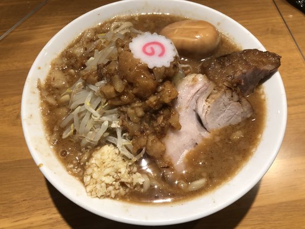 「ラーメン（小）＋豚玉（豚一枚、燻製味玉）」@麺屋 神工の写真