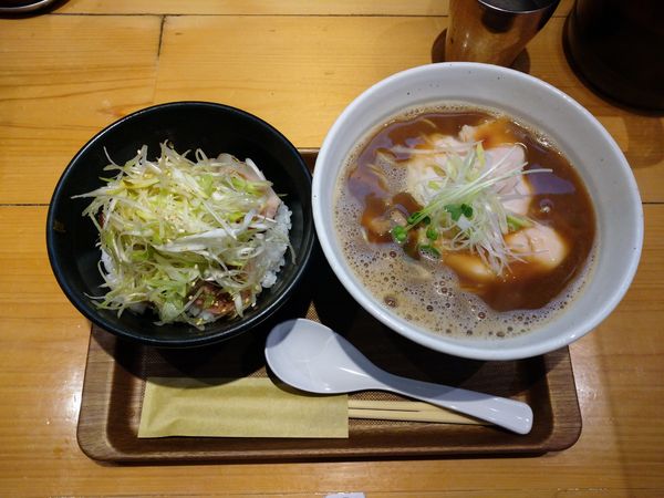 「烏賊干鶏白湯そば＋炙りチャーシュー葱ご飯」@新橋 纏 不動前店の写真