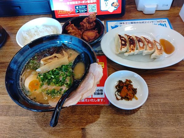 「濃厚博多醤油らーめん唐揚げセット(並盛・120g)1130円」@博多十一番街の写真