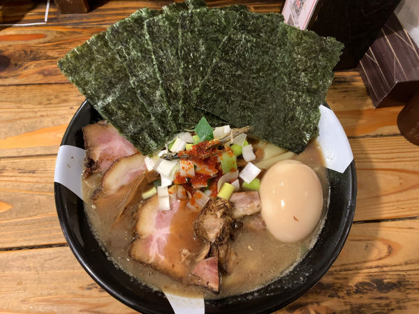 「特製ラーメン並盛り1300円」@すごい煮干ラーメン凪 新宿ゴールデン街店 本館の写真