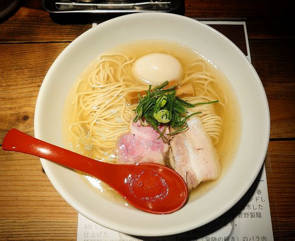 「軍鶏塩らーめん＋味玉」@麺屋 翔 西新宿本店の写真