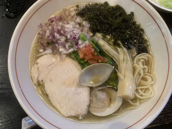 「【3月限定】鶏と貝出汁の塩そば¥950」@まるふじ食堂の写真